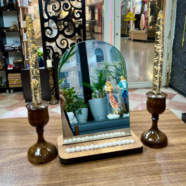 آینه رومیزی دکوری با پایه چوبی و مهره سفید چوبی