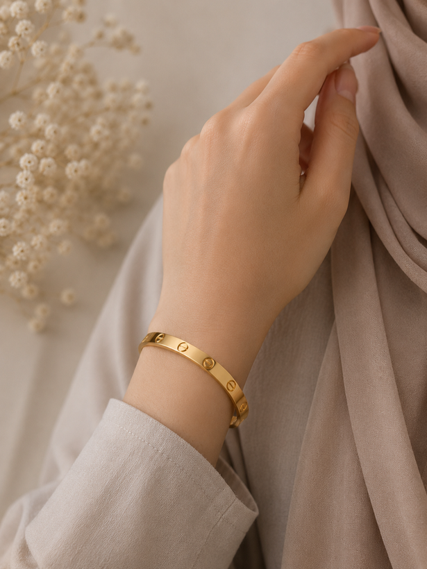 دستبند کارتیه لاو استیل رنگ ثابت دارای علامت ۷۵۰ طلا ۱۸ عیار